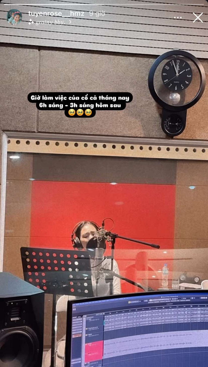 Hòa Minzy miệt mài làm việc vào nửa đêm. Ảnh: Instagram tuyenrose_hmz