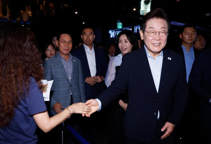 Tổng thống Hàn Quốc hết lời khen ngợi TWICE Ảnh 1