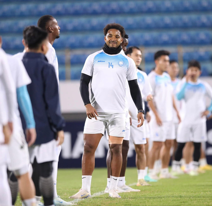 Trước ngày 27/8, những cầu thủ như Nguyễn Xuân Son vẫn còn có hội ngược dòng... Ảnh: CLB Nam Định