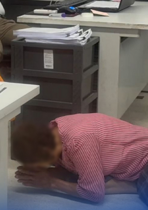 Người phụ nữ quỳ xin lỗi nhà sư. Ảnh: Channel 7