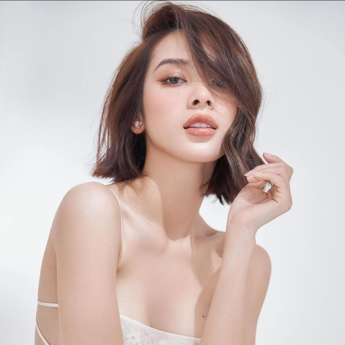 Tạo ngôi lệch giúp tóc trông dày và phồng hơn. Ảnh: FB Quỳnh Lương