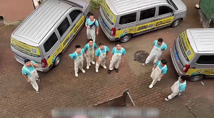 Chủ nhà quyết định thuê 9 nhân viên dọn dẹp vệ sinh để trả căn phòng về trạng thái sạch sẽ ban đầu.