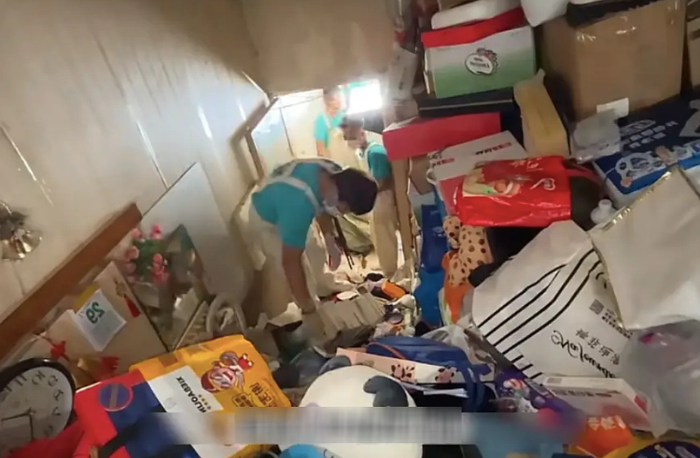 Căn phòng sạch sẽ ngày nào giờ đây hoá thành bãi rác khổng lồ.