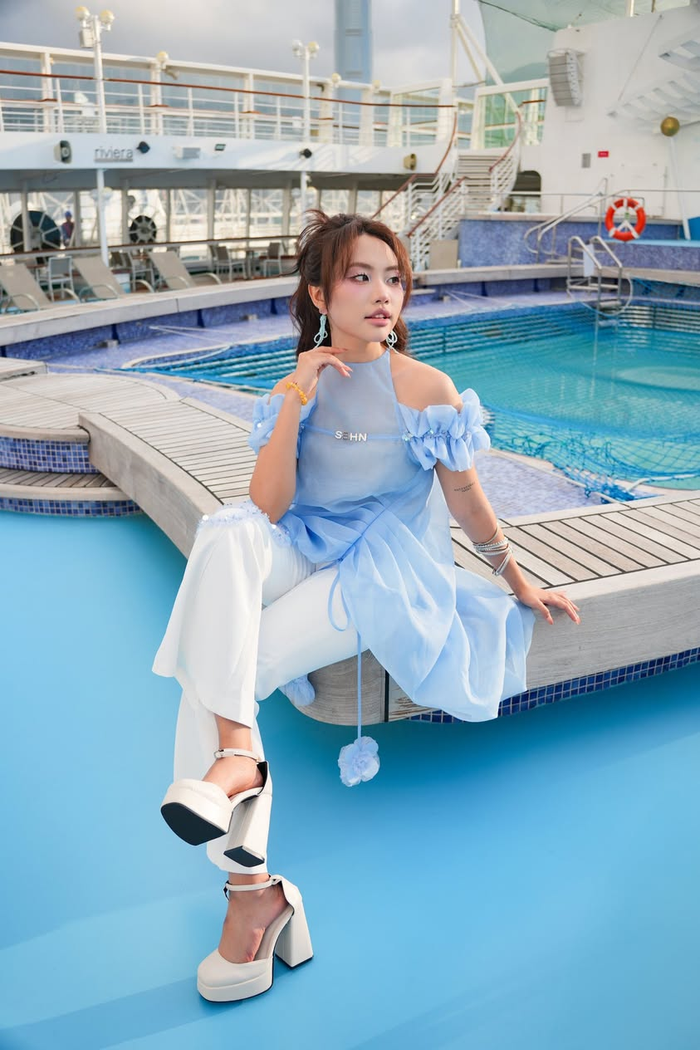 Sau ánh đèn sân khấu, Phương Mỹ Chi không chỉ là một ca sĩ tài năng mà còn là một nghệ sĩ trẻ giữ được sự khiêm nhường, giản dị. (Ảnh: FBNV)
