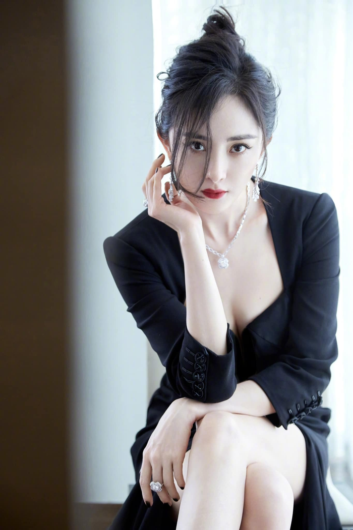 Vụ việc của Dương Mịch là hồi chuông cảnh tỉnh cho giới nghệ sĩ về chuyện minh bạch trong việc làm từ thiện. (Ảnh: Weibo)