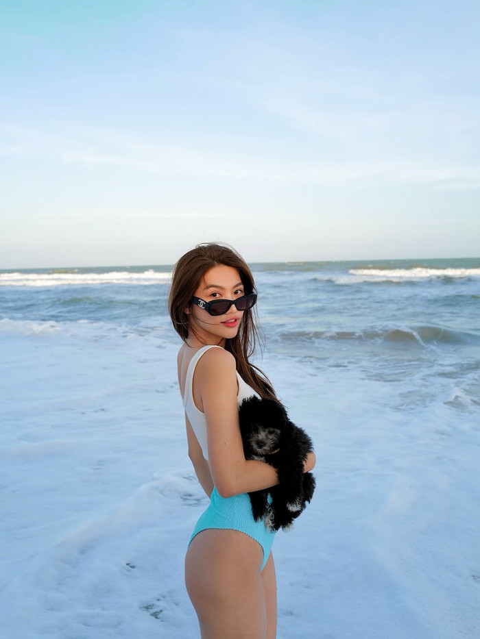 Trên trang cá nhân, Á hậu Chế Nguyễn Quỳnh Châu vừa chia sẻ loạt hình diện bikini trong chuyến đi biển. (Ảnh: IGNV)