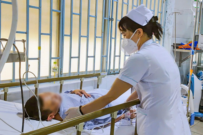 Sau khi được các bác sĩ cứu chữ tận tình, vợ chồng bà H. đã qua cơn nguy kịch.