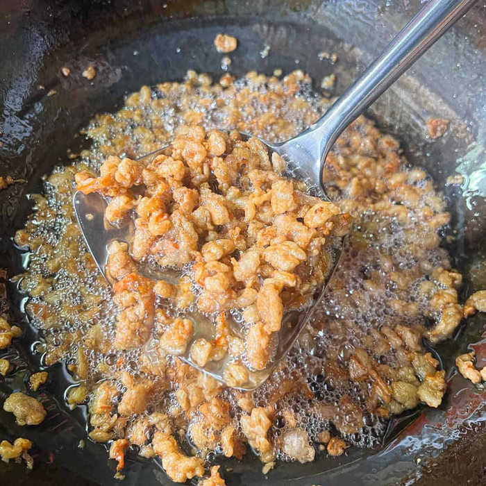 Hiện nay, nhiều người Việt ngại ăn mỡ lợn vì nghĩ không tót cho sức khỏe. Tuy nhiên, nếu ăn đúng cách thì đây là thực phẩm tốt. (Ảnh dimsimlim.com)