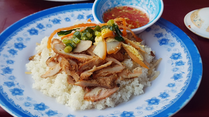 Món cơm tấm ăn kèm mỡ hành có tóp mỡ là món ngon được nhiều người ưa thích. (Ảnh từ Thanh Niên)