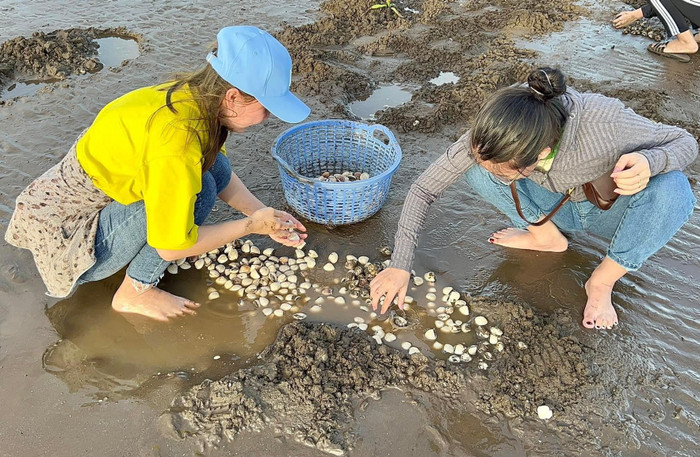 Về miền Tây, bỏ túi 50.000 đồng đi trải nghiệm thú vui cào nghêu Ảnh 1