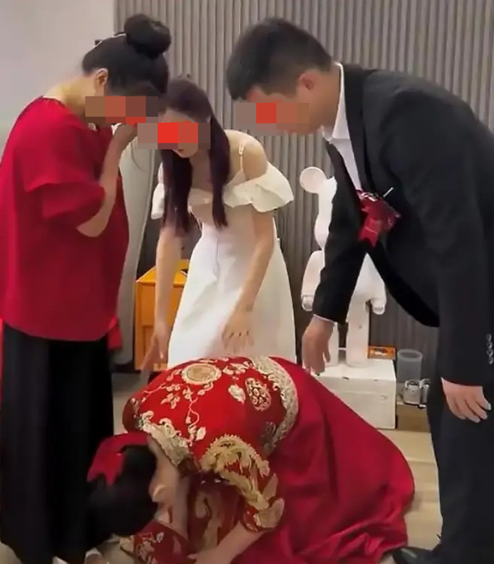 Cô dâu quỳ lạy cắt đứt quan hệ với mẹ ruột tại đám cưới, lý do khiến nhiều người phẫn nộ Ảnh 2