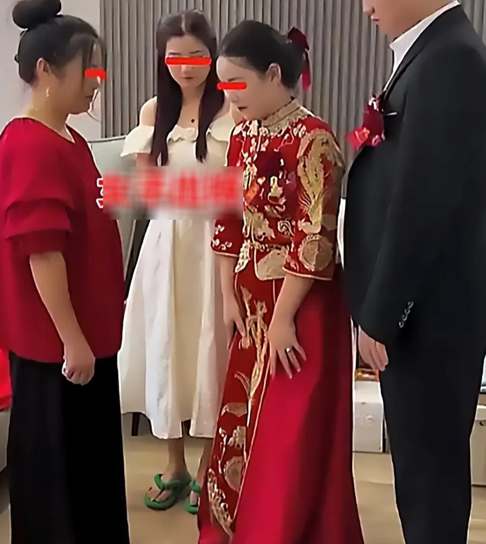 Cô dâu quỳ lạy cắt đứt quan hệ với mẹ ruột tại đám cưới, lý do khiến nhiều người phẫn nộ Ảnh 1