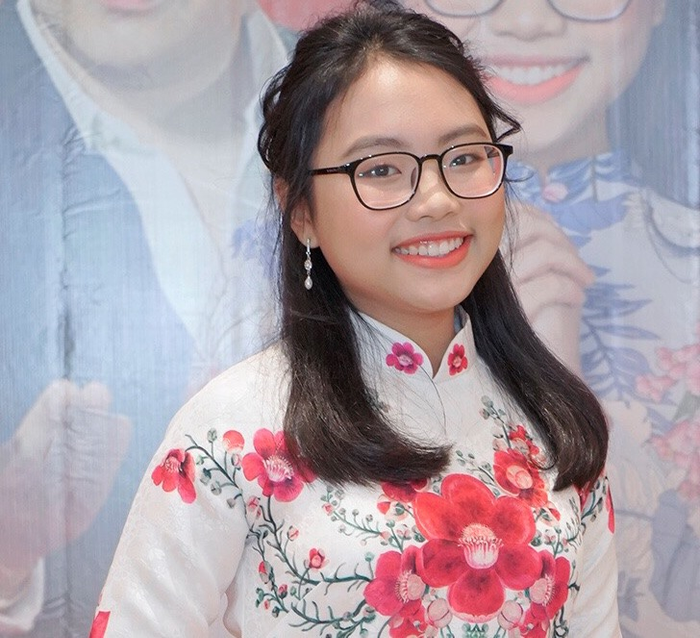 Từ một nữ ca sĩ gắn liền với chiếc kính cận, Phương Mỹ Chi đã quyết định thay đổi hình ảnh. (Ảnh: FBNV)