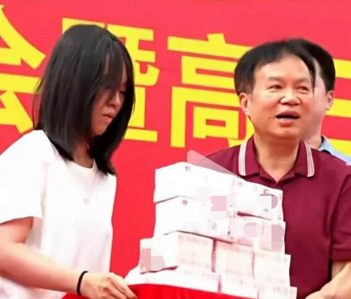 Sự kiện trao giải chứng kiến ​​cảnh tiền giấy chất đống trên sân khấu, khiến một số người xem kinh ngạc. Ảnh: jiupainews