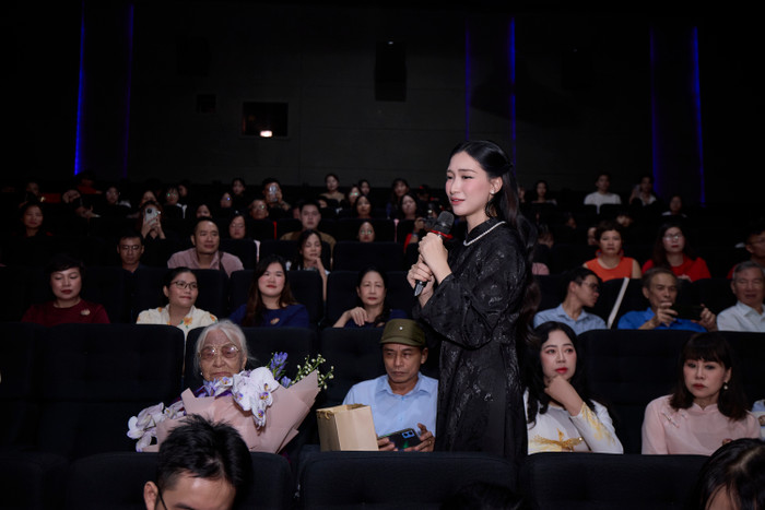 Nữ ca sĩ cũng dành những sự tri ân cho các bà mẹ Việt Nam anh hùng trong dịp đặc biệt này.