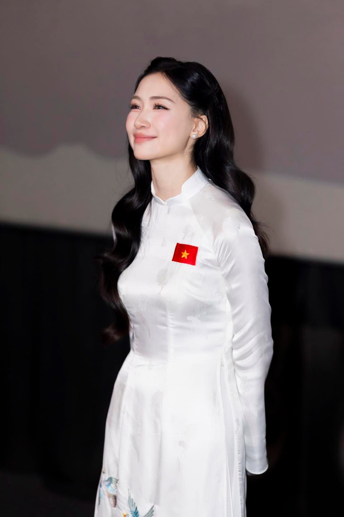Hoà Minzy đang gây sốt với ca khúc nhạc phim 'Mưa đỏ'. (Ảnh: FBNV)