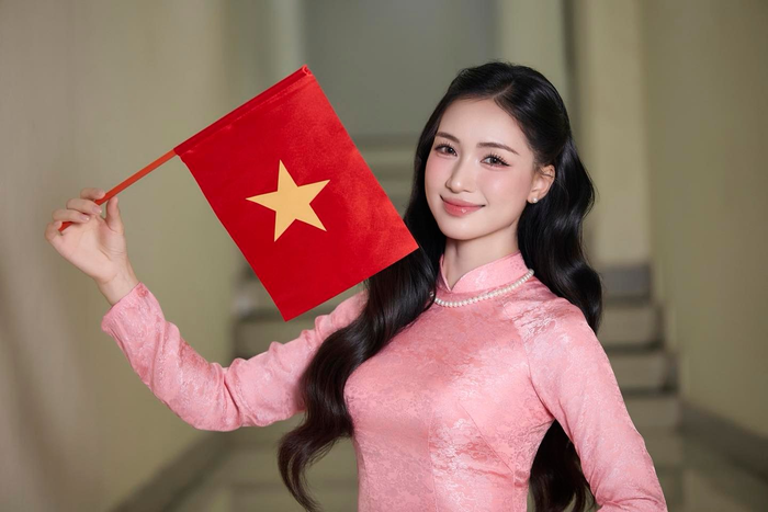 Việc Hoà Minzy ra mắt một ca khúc về tinh thần yêu nước, dân tộc được khán giả nhận định là lựa chọn khôn ngoan. (Ảnh: FBNV)