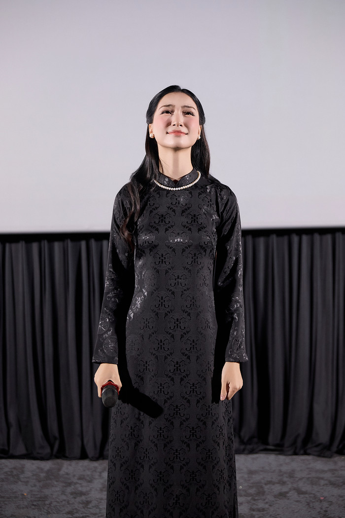 Hoà Minzy trong buổi ra mắt MV Nỗi Đau Giữa Hoà Bình tối 22/8.