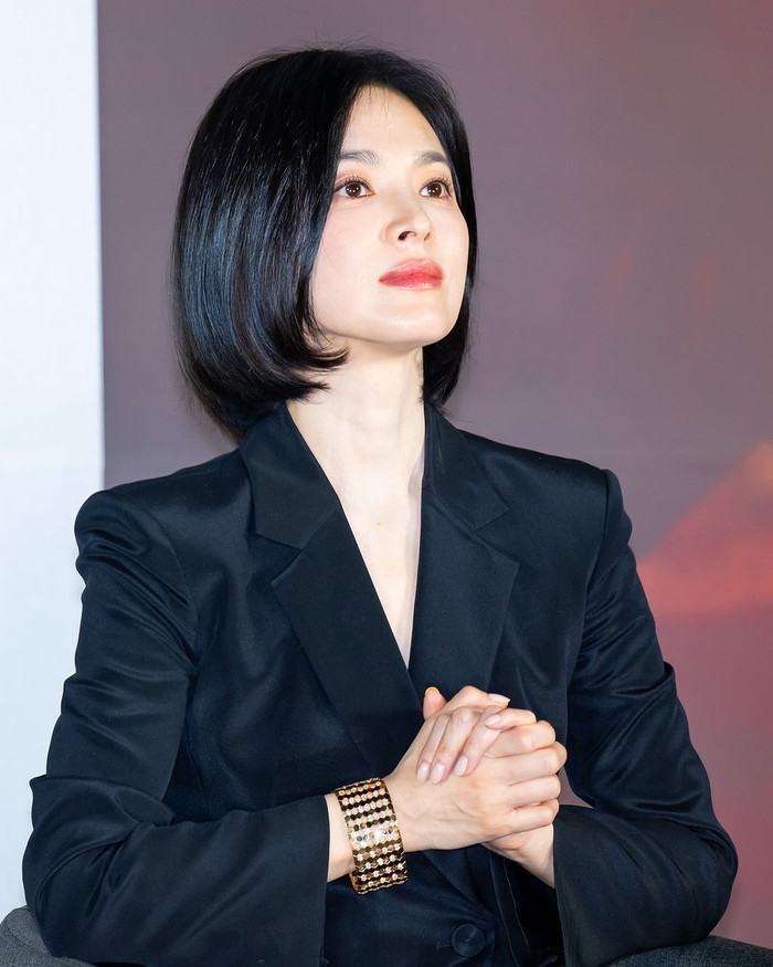 Bộ cánh có tông màu đen lại khắc họa rõ nét vẻ quyến rũ, bí ẩn và đầy quyền lực của minh tinh xứ Hàn. (Ảnh IGNV)