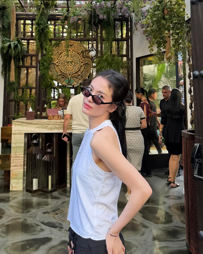 Ở khoảnh khắc đời thường, Song Hye Kyo mặc áo thun trắng đơn giản nhưng vẫn vô cùng nổi bật vì vóc dáng thon thả, làn da trắng như sứ. (Ảnh IGNV)