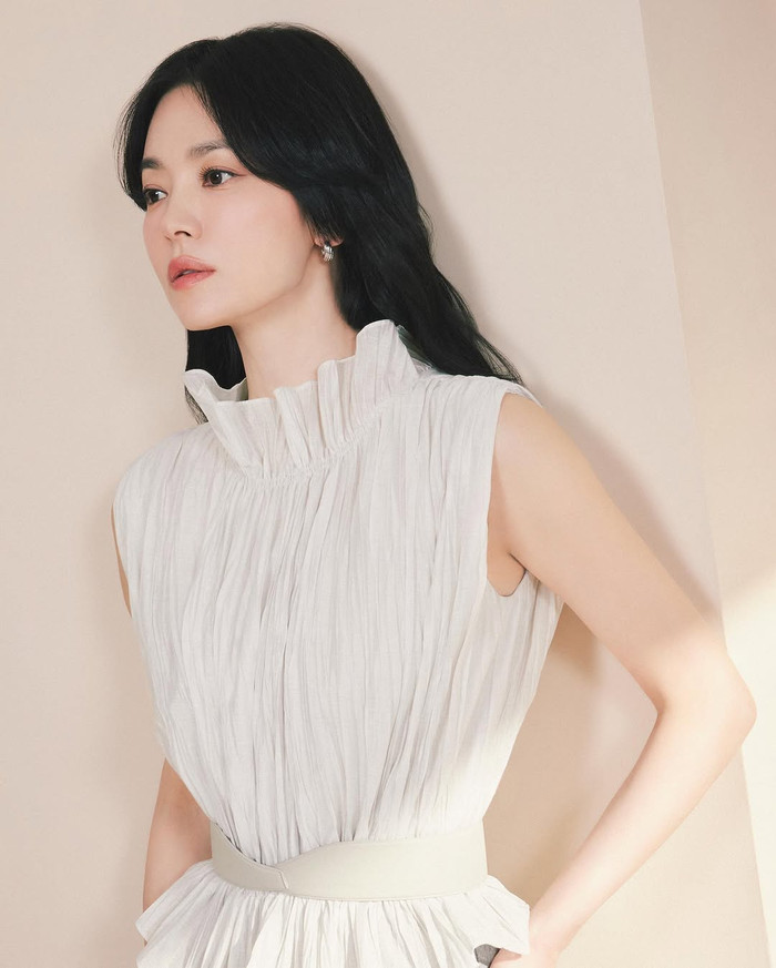 Nữ diễn viên hàng đầu xứ Hàn ưa chuộng những mẫu thiết kế có tông màu trắng tối giản, thanh lịch, nữ tính. (Ảnh IGNV)