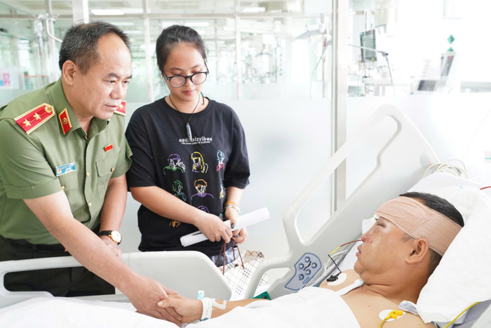 Giám đốc Công an TP Hà Nội thăm hỏi, động viên Đại uý Công tại bệnh viện.