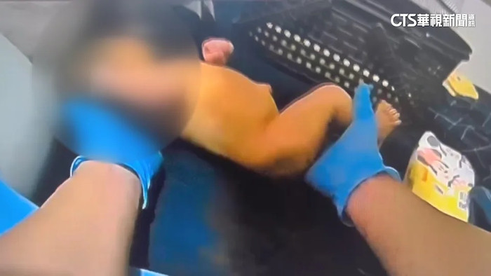 Nghe tiếng khóc phát ra từ căn hộ cho thuê, chủ nhà sững sờ sau khi mở cửa vào kiểm tra Ảnh 1