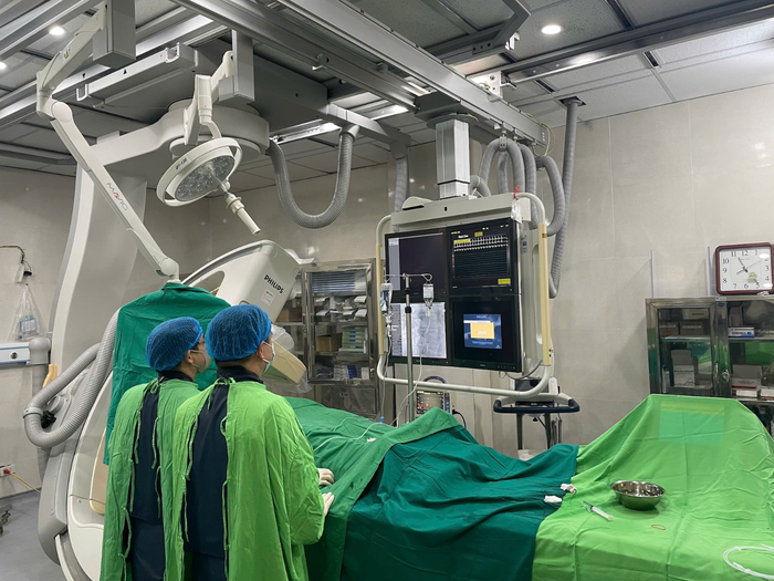 Bác sĩ thực hiện can thiệp mạch vành cho người đàn ông sau khi hội chẩn. Ảnh: BVCC