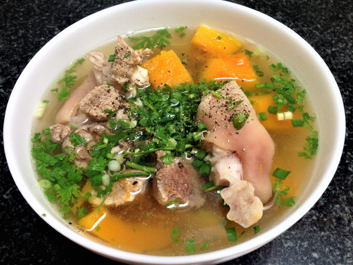 Những món canh hầm từ giò heo, xương ống hay sườn bò... dễ gây nguy hiểm với bệnh nhân tăng huyết áp. (Ảnh minh họa từ Người lao động)