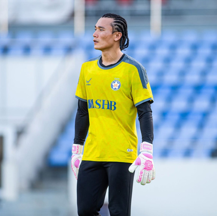 Vận son của thủ môn Bùi Tiến Dũng dường như cũng thay đổi theo… kiểu tóc mới, khi CLB Đà Nẵng vừa thua trên sân nhà. Ảnh: CLB Đà Nẵng