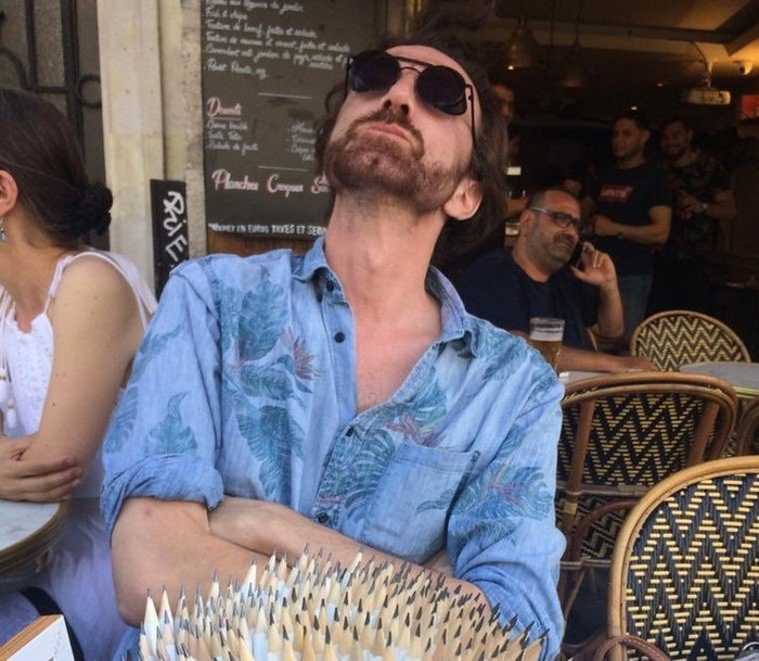 Trợ lý đạo diễn Diego Borella của series phim Emily in Paris vừa đột ngột qua đời ngay trên phim trường. (Ảnh IGNV)