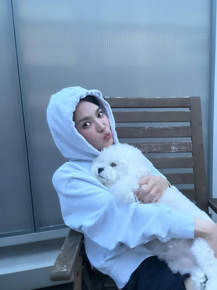 Song Hye Kyo khoe ảnh bên thú cưng yêu thích trong những khoảnh khắc thường ngày (Ảnh: Instagram nhân vật).