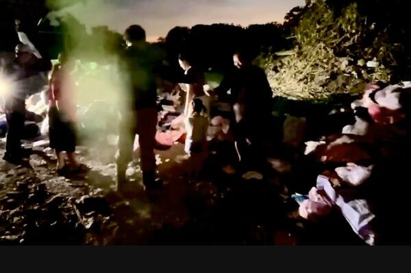 4 nhân viên vệ sinh lục tung 'núi rác' hôi thối, giúp bà cụ tìm lại tài sản quan trọng Ảnh 2