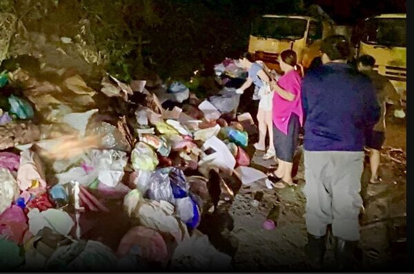 4 nhân viên vệ sinh lục tung 'núi rác' hôi thối, giúp bà cụ tìm lại tài sản quan trọng Ảnh 1