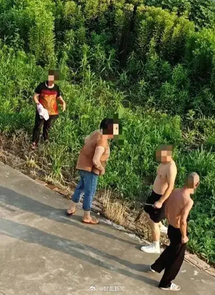 Cãi nhau vì mâu thuẫn, người phụ nữ 66 tuổi ra tay khiến cả nhà hàng xóm nhập viện nguy kịch Ảnh 2