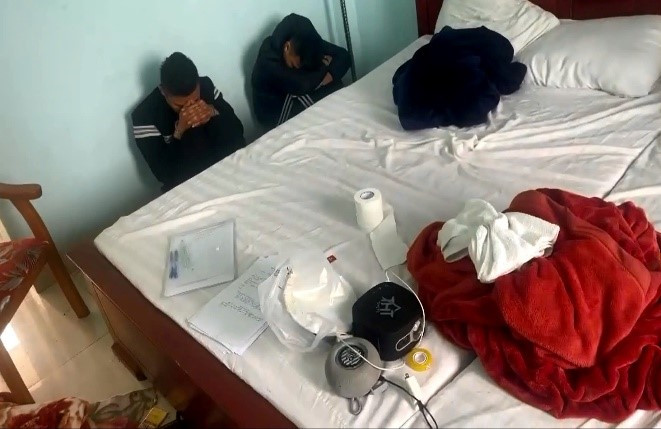 Kiểm tra đột xuất phòng nhà nghỉ, Công an phát hiện hành vi đáng xấu hổ của đôi nam nữ Ảnh 1