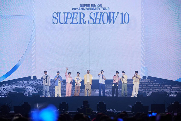 Kyuhyun (Super Junior) gặp chấn thương trên sân khấu concert kỷ niệm 20 năm Ảnh 3