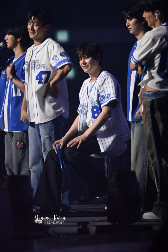 Kyuhyun (Super Junior) gặp chấn thương trên sân khấu concert kỷ niệm 20 năm Ảnh 2