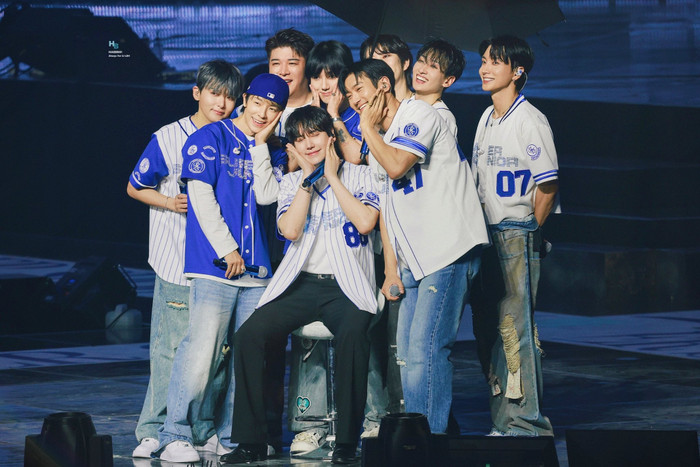 Kyuhyun (Super Junior) gặp chấn thương trên sân khấu concert kỷ niệm 20 năm Ảnh 4