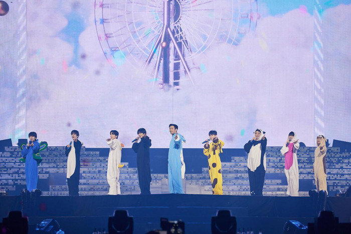 Kyuhyun (Super Junior) gặp chấn thương trên sân khấu concert kỷ niệm 20 năm Ảnh 1