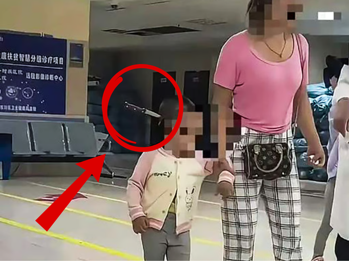 Bà mẹ dắt con đến bệnh viện trong tình trạng khó tin, ai nhìn cũng hoảng hồn Ảnh 1