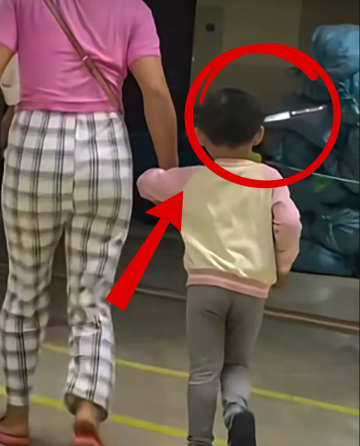 Bà mẹ dắt con đến bệnh viện trong tình trạng khó tin, ai nhìn cũng hoảng hồn Ảnh 2