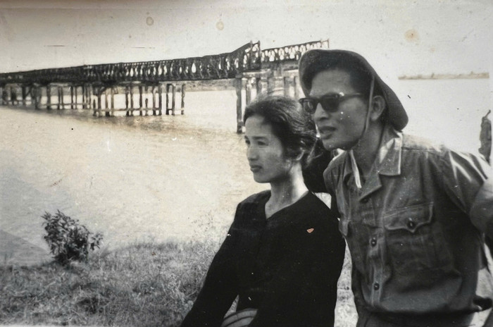 Đạo diễn Hải Ninh và diễn viên Trà Giang bên cầu Hiền Lương năm 1972 (Ảnh: Tư liệu).