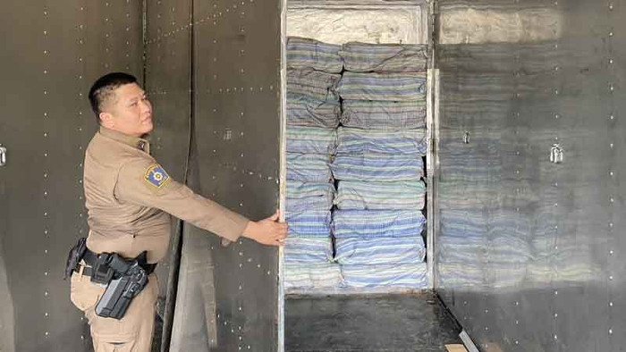 Bắt giữ cặp vợ chồng lái xe tải chở hàng, kinh hoàng với thứ được giấu bên trong Ảnh 4