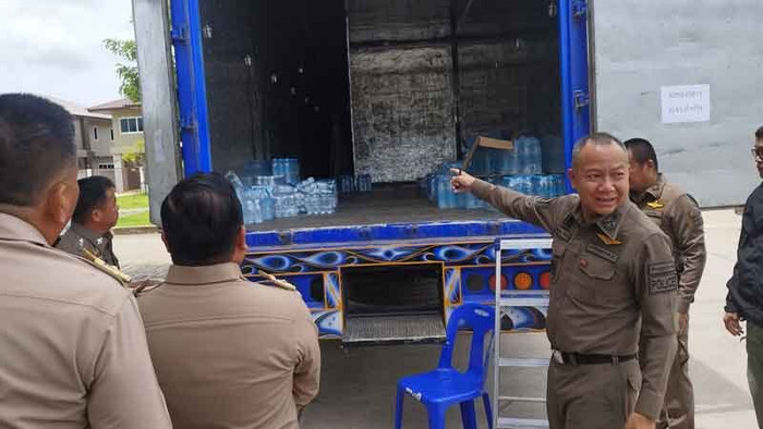 Bắt giữ cặp vợ chồng lái xe tải chở hàng, kinh hoàng với thứ được giấu bên trong Ảnh 2