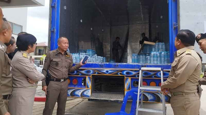 Bắt giữ cặp vợ chồng lái xe tải chở hàng, kinh hoàng với thứ được giấu bên trong Ảnh 3