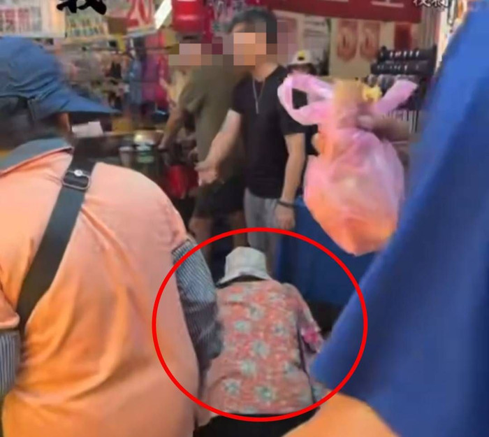 Cụ bà 83 tuổi ăn cắp trang sức tại chợ, quỳ gối khóc xin tha khi bị phát hiện Ảnh 1