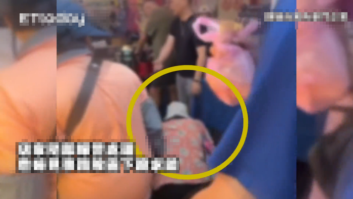 Cụ bà 83 tuổi ăn cắp trang sức tại chợ, quỳ gối khóc xin tha khi bị phát hiện Ảnh 2