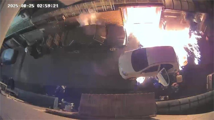 Người đàn ông châm lửa đốt xe hơi trước nhà em trai lúc nửa đêm, thừa nhận lý do gây sốc Ảnh 2