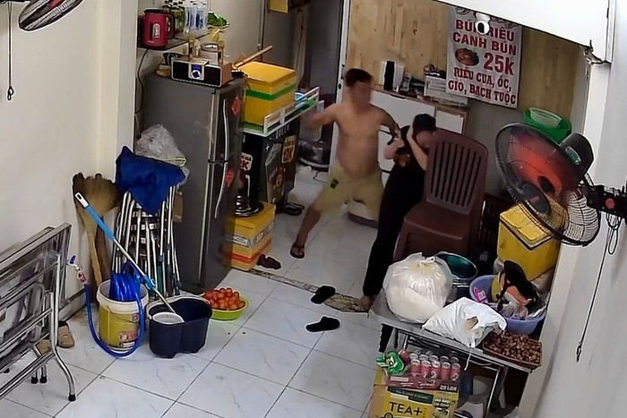 Cô gái bị người đàn ông lao đến đánh tới tấp. 